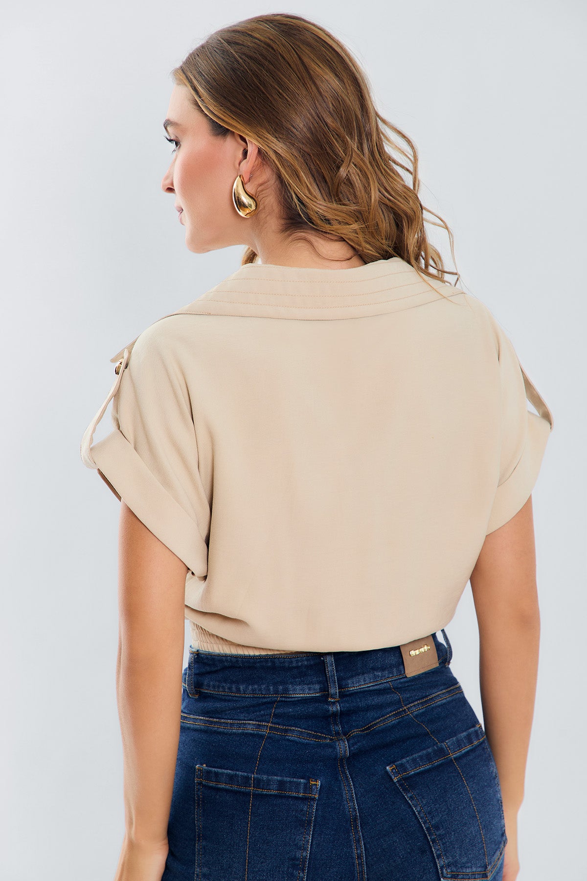 Camisa crop top con elastico en cintura