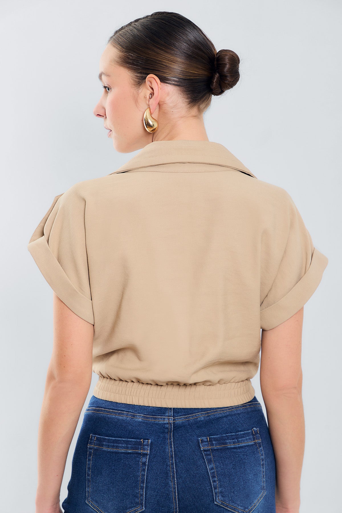 Camisa crop top con elastico en cintura