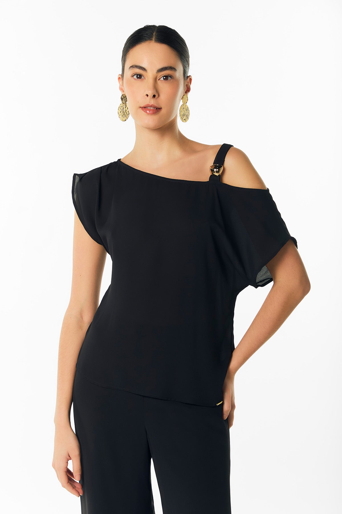 Blusa solo hombro con herraje
