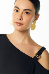 Blusa solo hombro con herraje