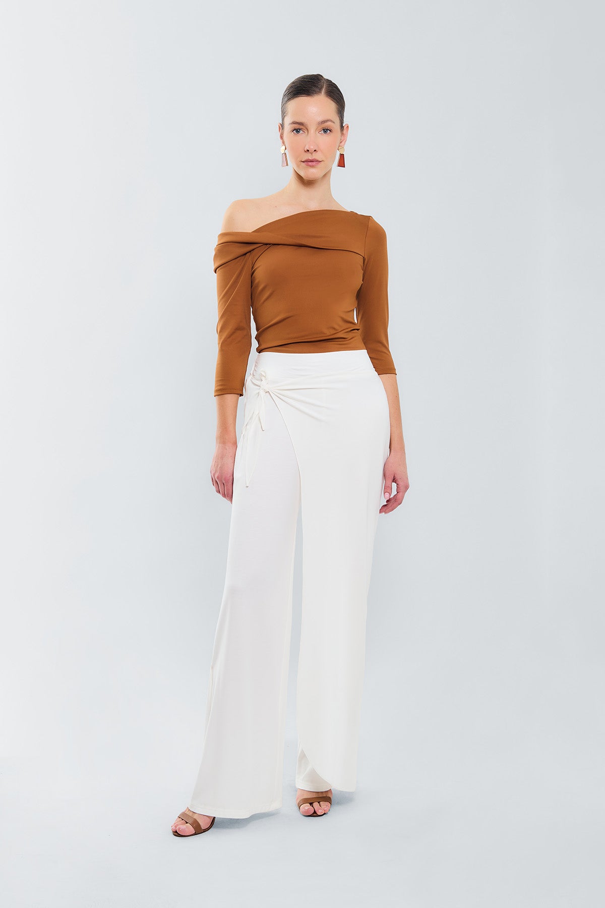 Blusa m3/4 banda entorchada en un hombro