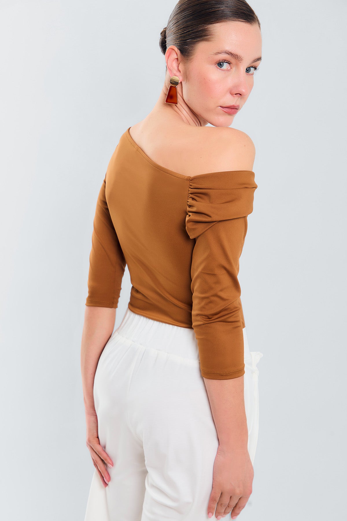 Blusa m3/4 banda entorchada en un hombro