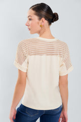 Tee shirt manga rodada con corte en crochet