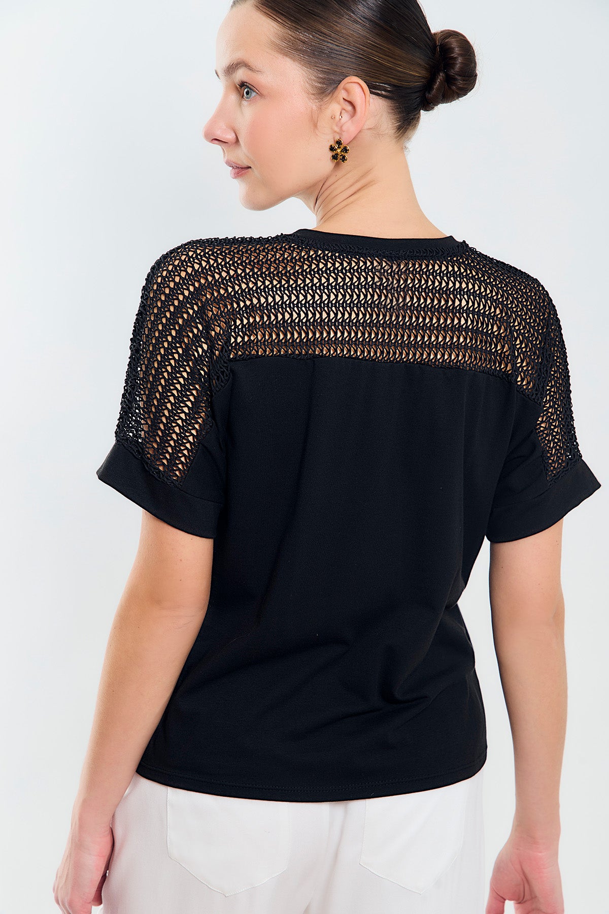 Tee shirt manga rodada con corte en crochet