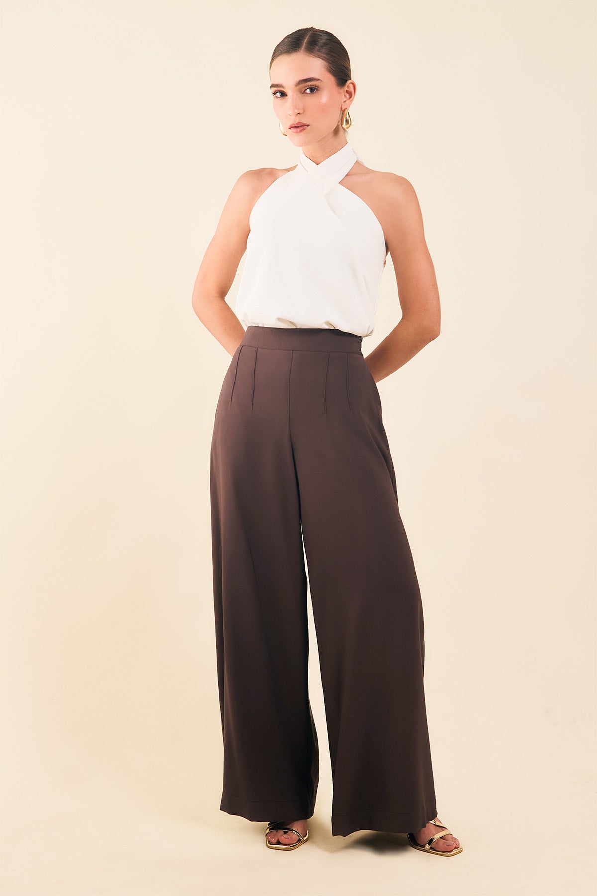 Blusa halter con corte asimetrico