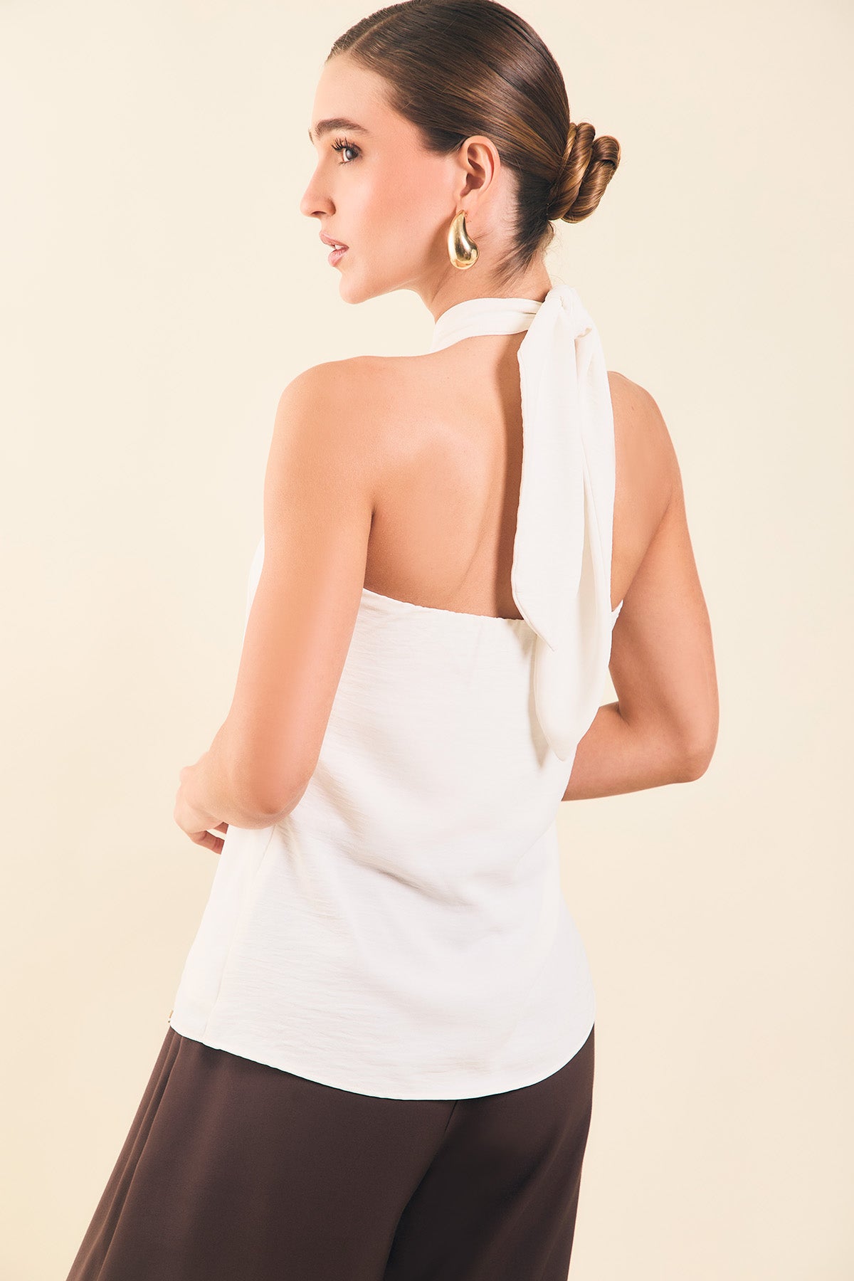 Blusa halter con corte asimetrico