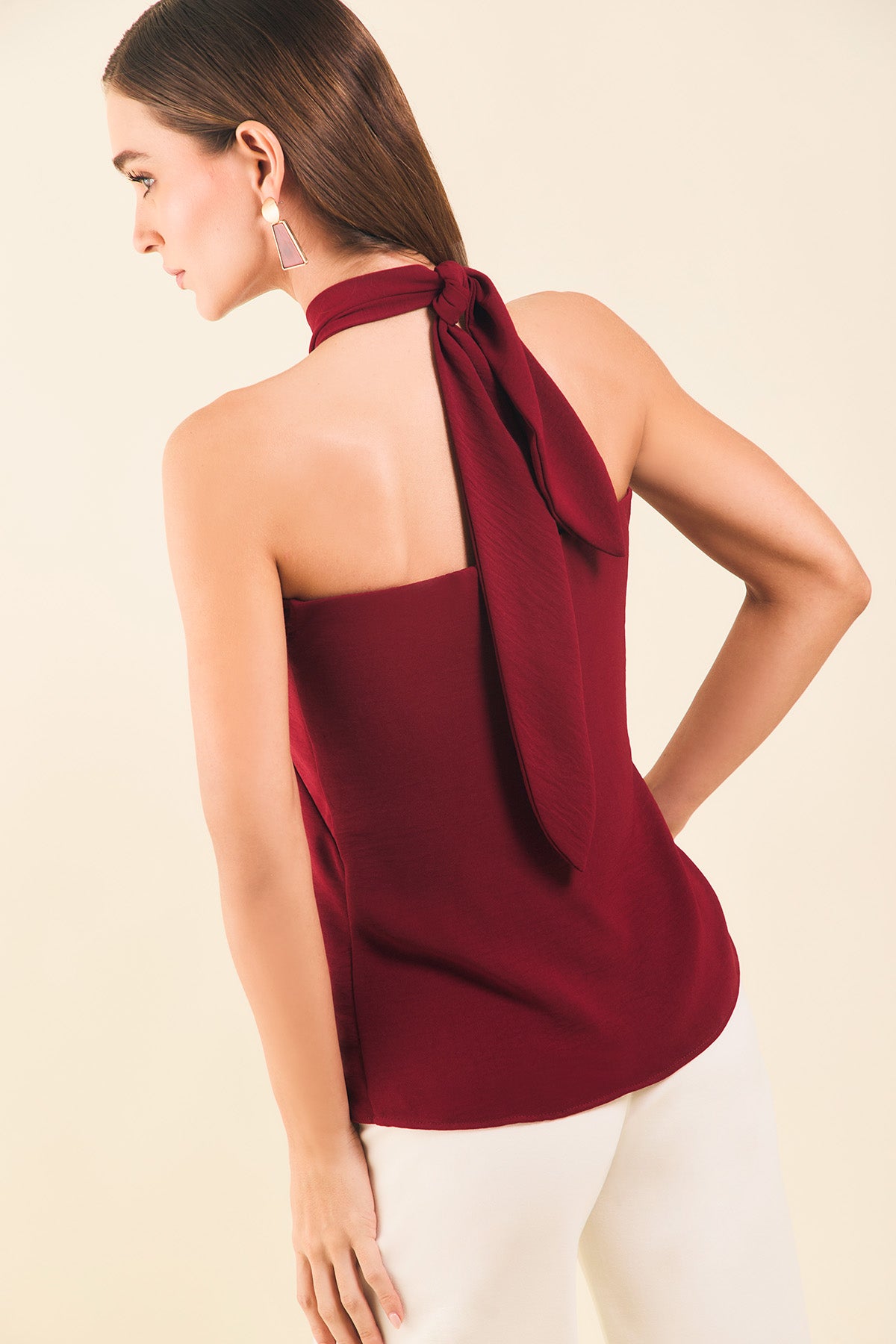 Blusa halter con corte asimetrico