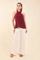 Blusa halter con corte asimetrico