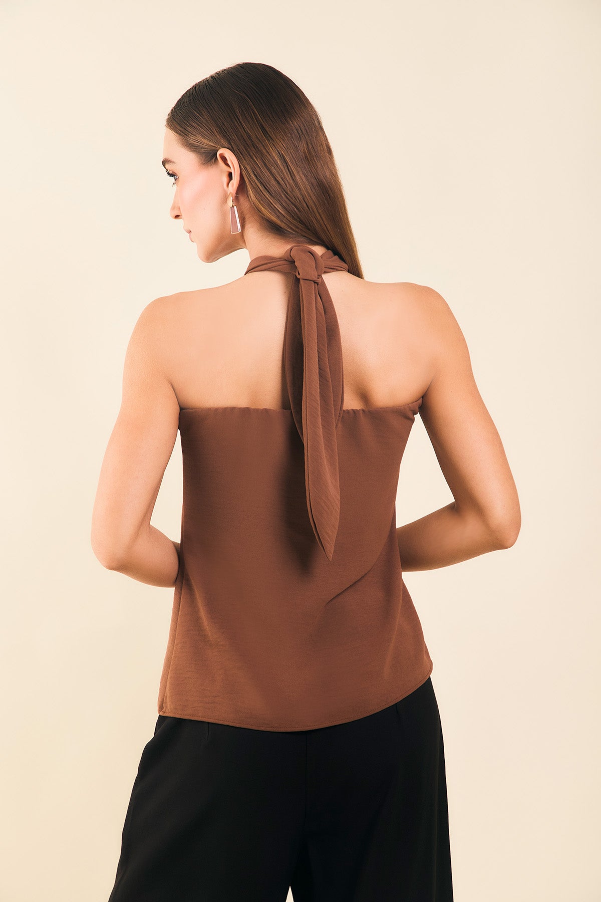 Blusa halter con corte asimetrico