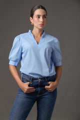 Blusa para Mujer en Popelina Stretch Azul Claro con Cuello Victoriano
