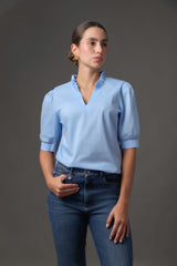 Blusa para Mujer en Popelina Stretch Azul Claro con Cuello Victoriano
