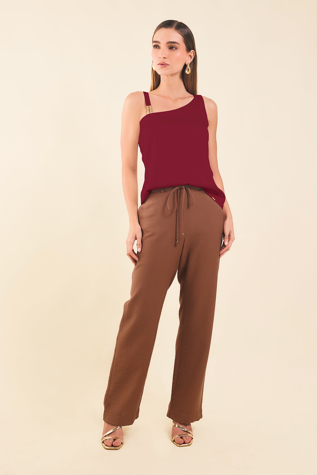 Blusa asimetrica c/herrajes en tira