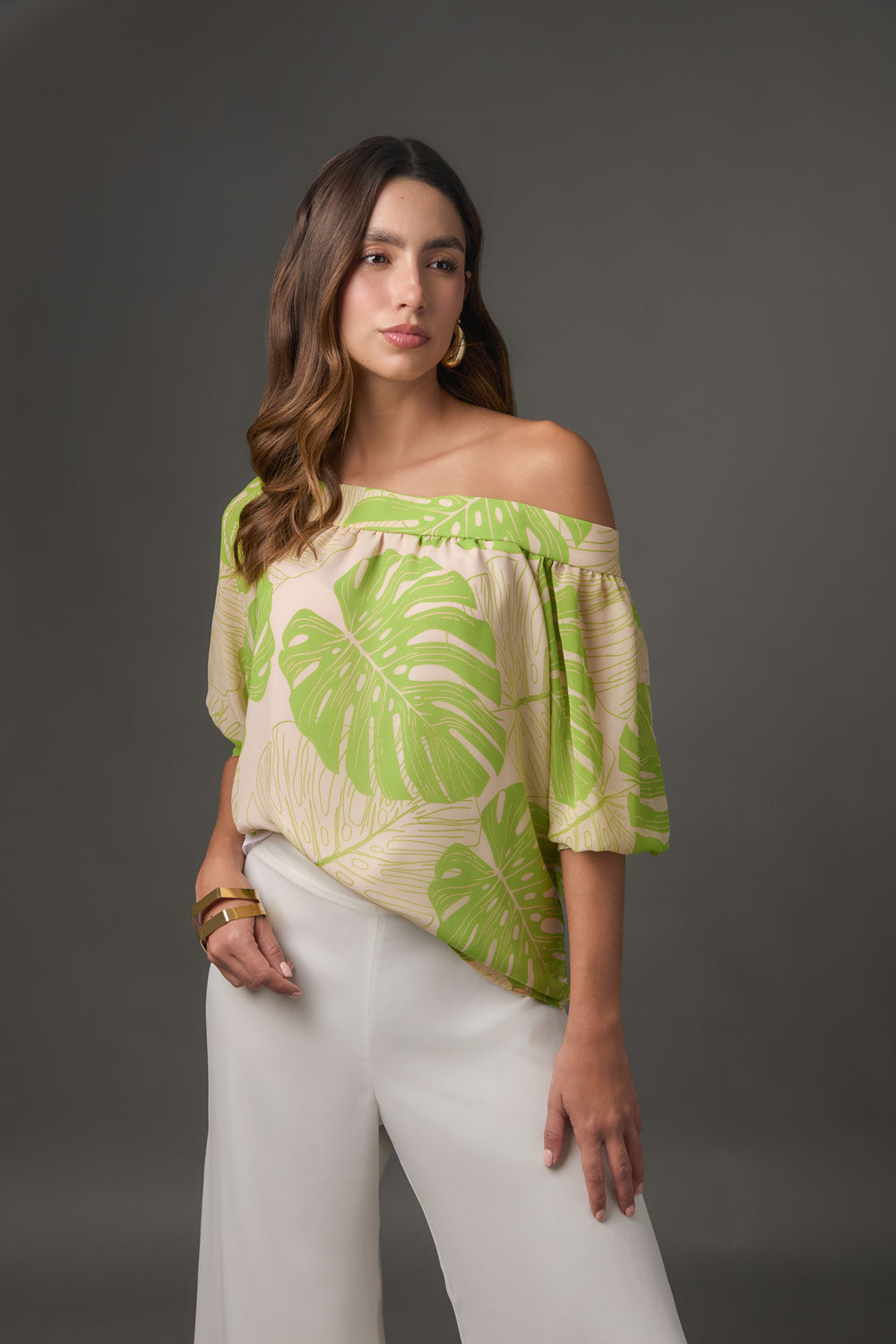 Blusa Un Hombro con Banda y Estampado Tropical Chiffón