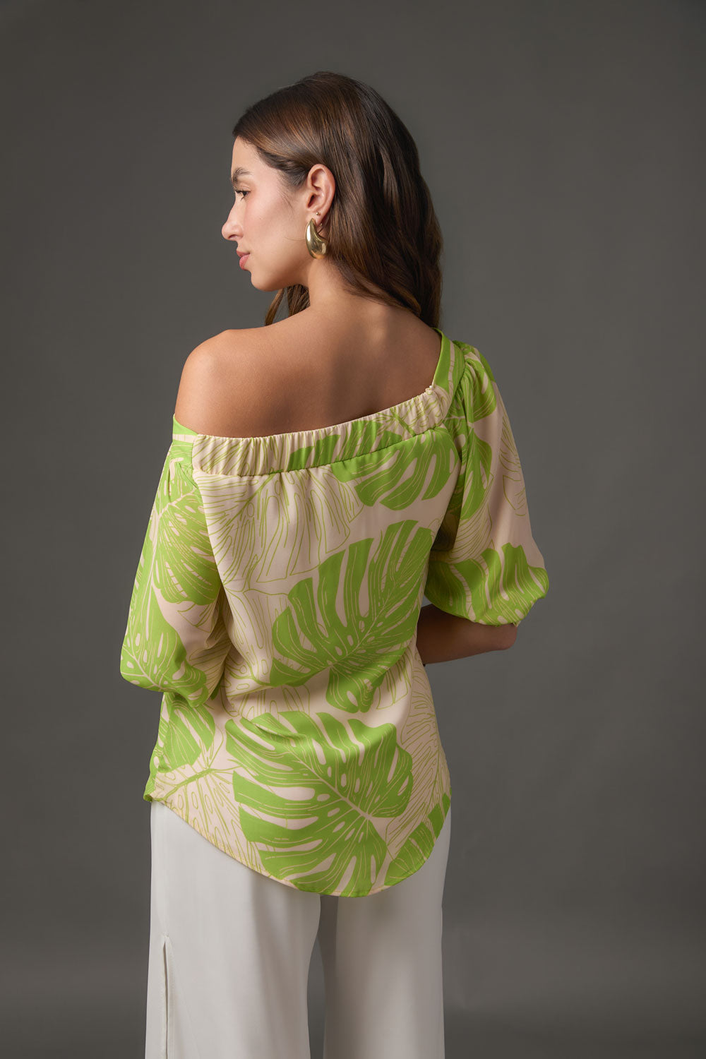 Blusa Un Hombro con Banda y Estampado Tropical Chiffón