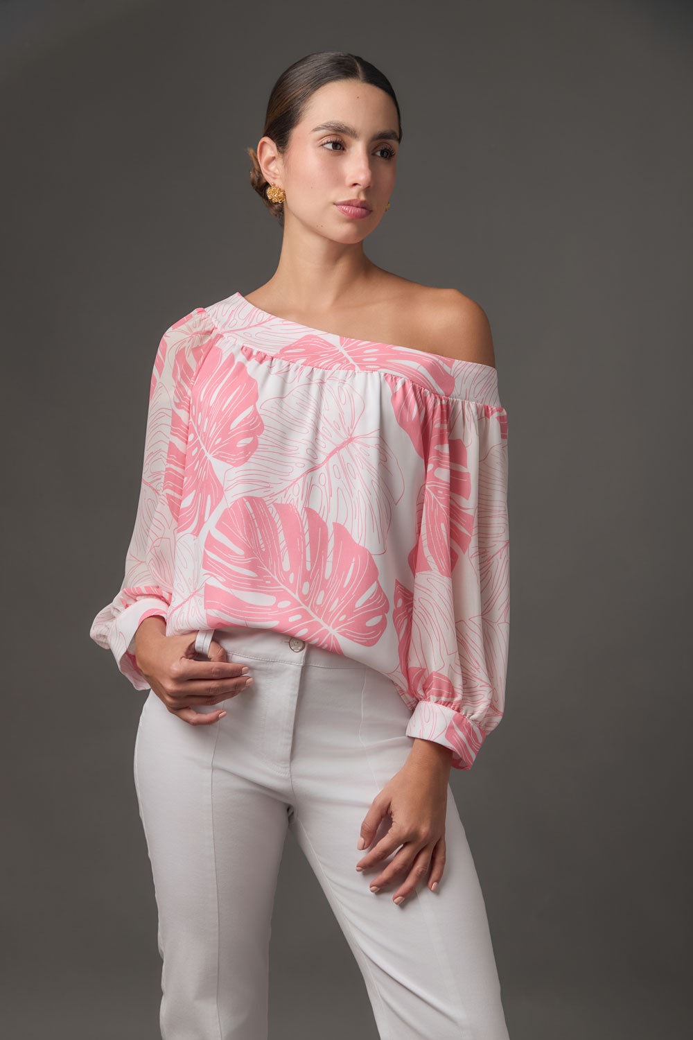 Blusa Un Hombro con Banda y Estampado Tropical Chiffón
