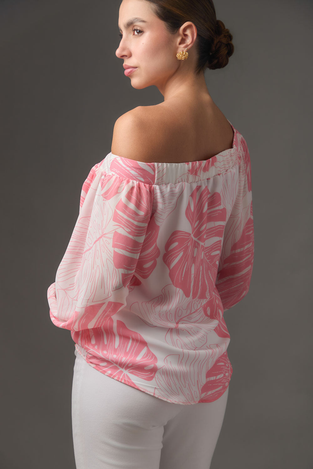 Blusa Un Hombro con Banda y Estampado Tropical Chiffón