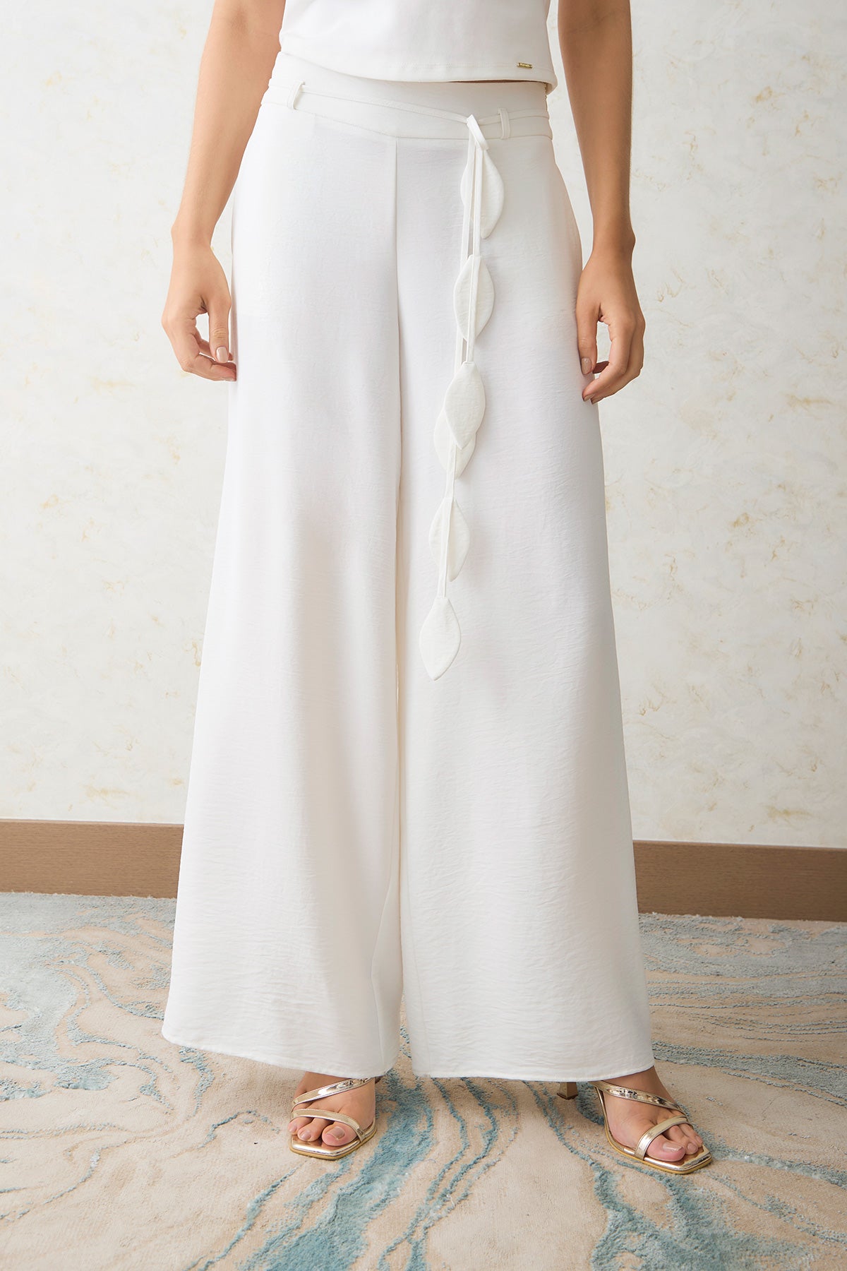 Pantalón palazzo cinturón con terminal en hojas