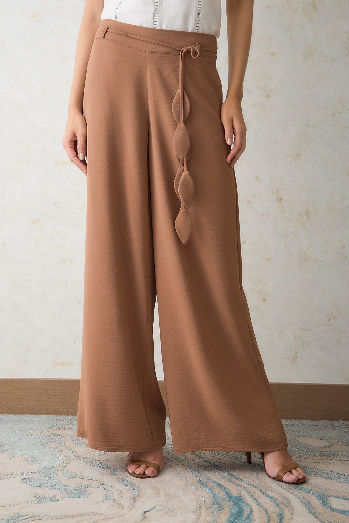 Pantalón palazzo cinturón con terminal en hojas