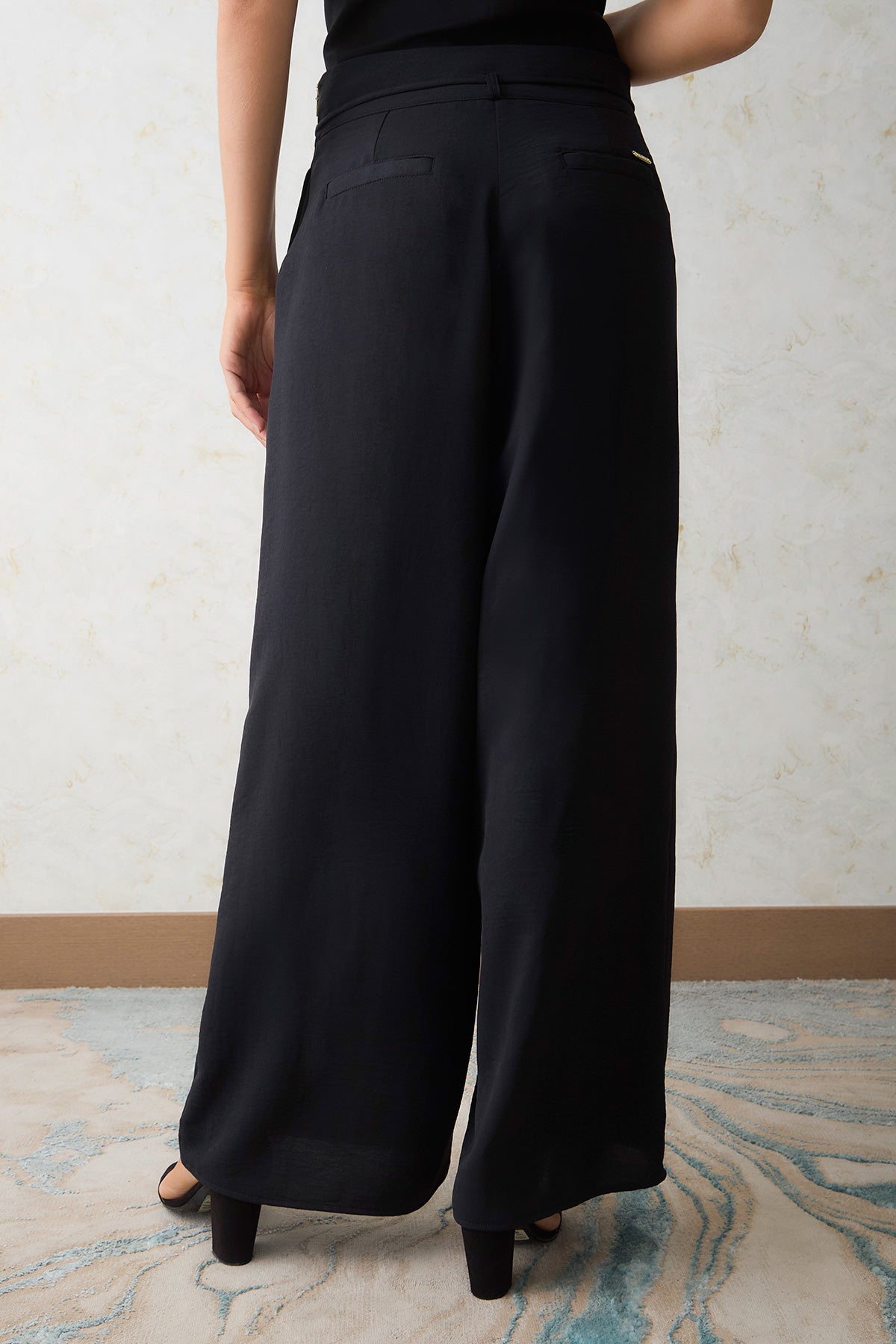 Pantalón palazzo cinturón con terminal en hojas