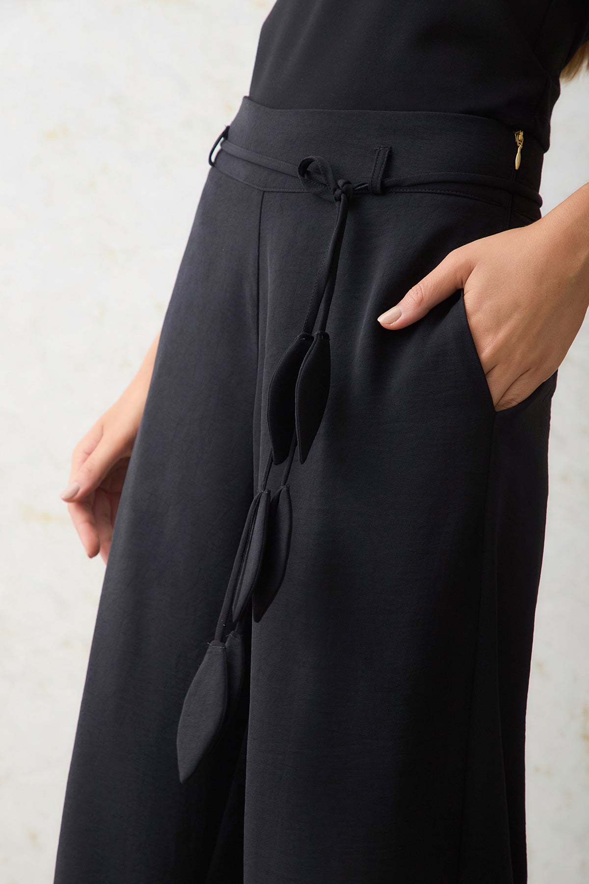 Pantalón palazzo cinturón con terminal en hojas