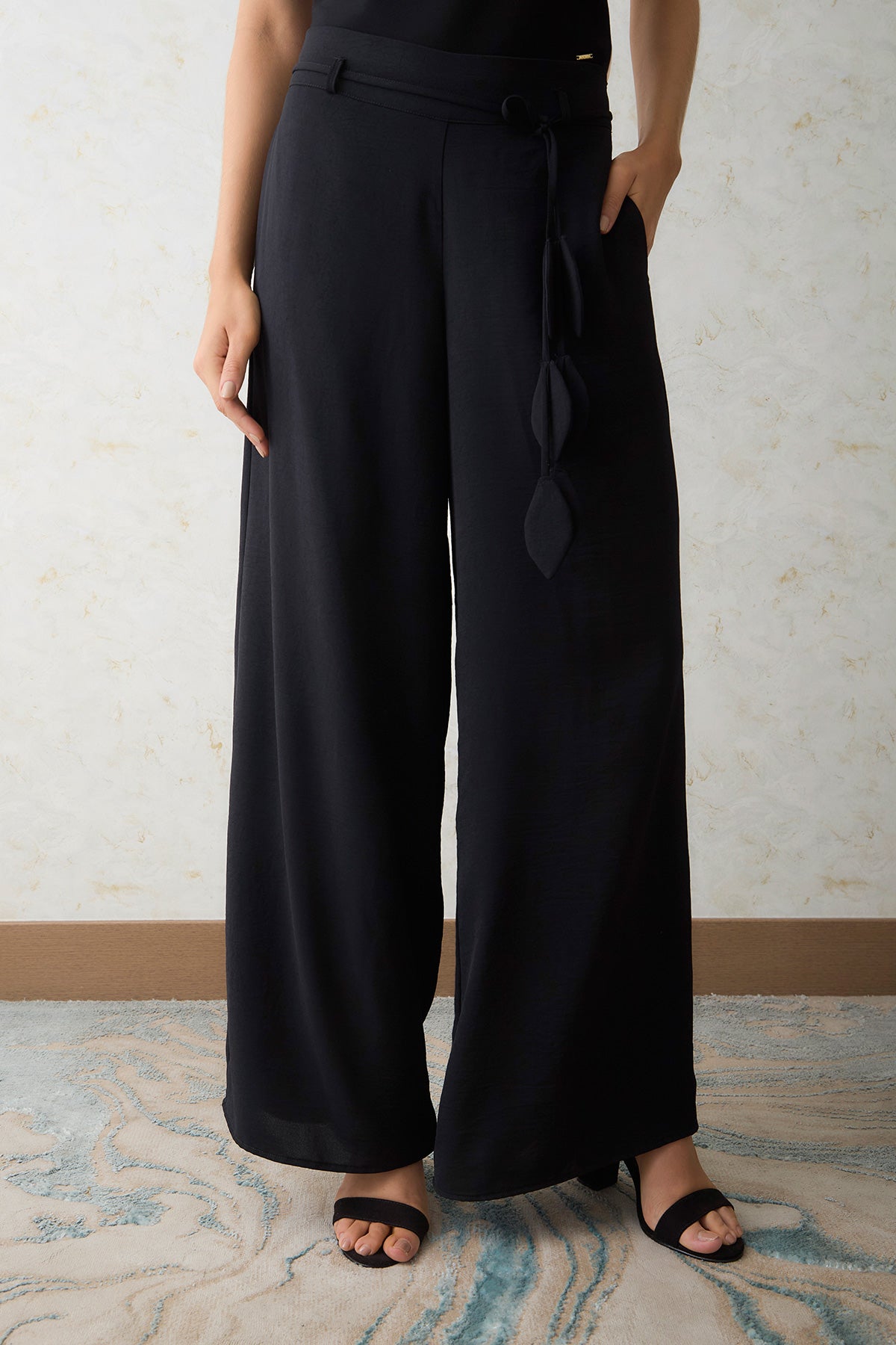 Pantalón palazzo cinturón con terminal en hojas