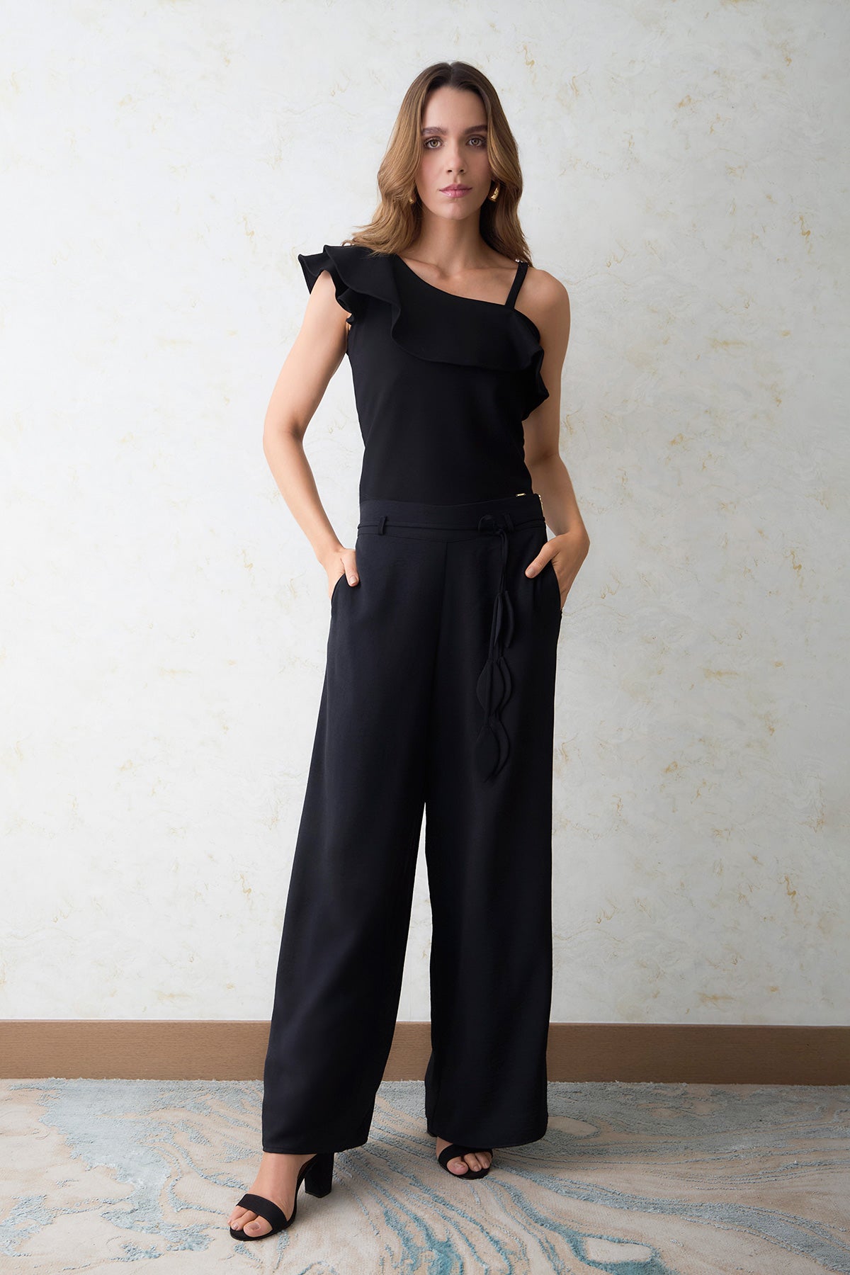 Pantalón palazzo cinturón con terminal en hojas