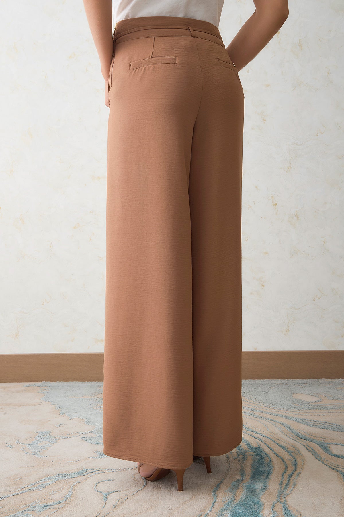 Pantalón palazzo cinturón con terminal en hojas