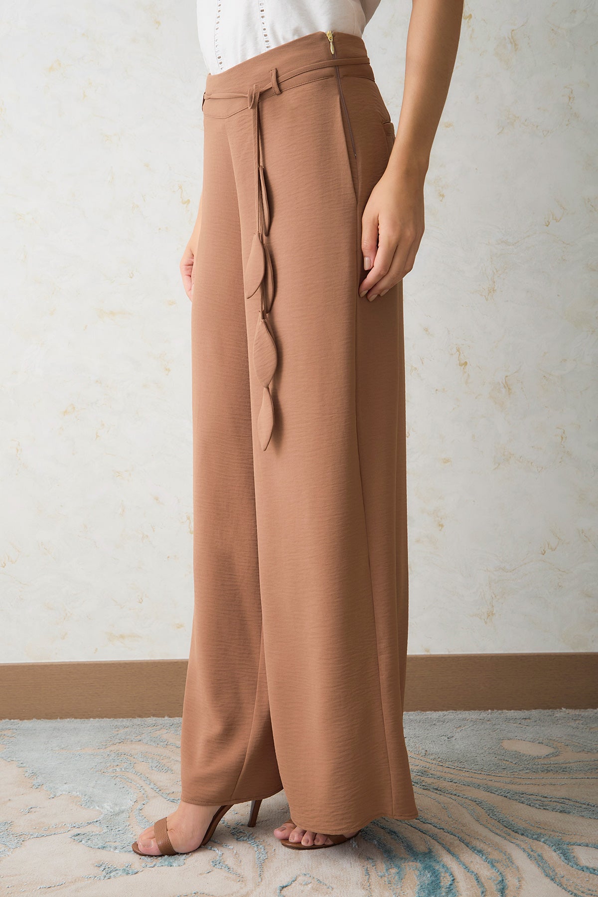 Pantalón palazzo cinturón con terminal en hojas