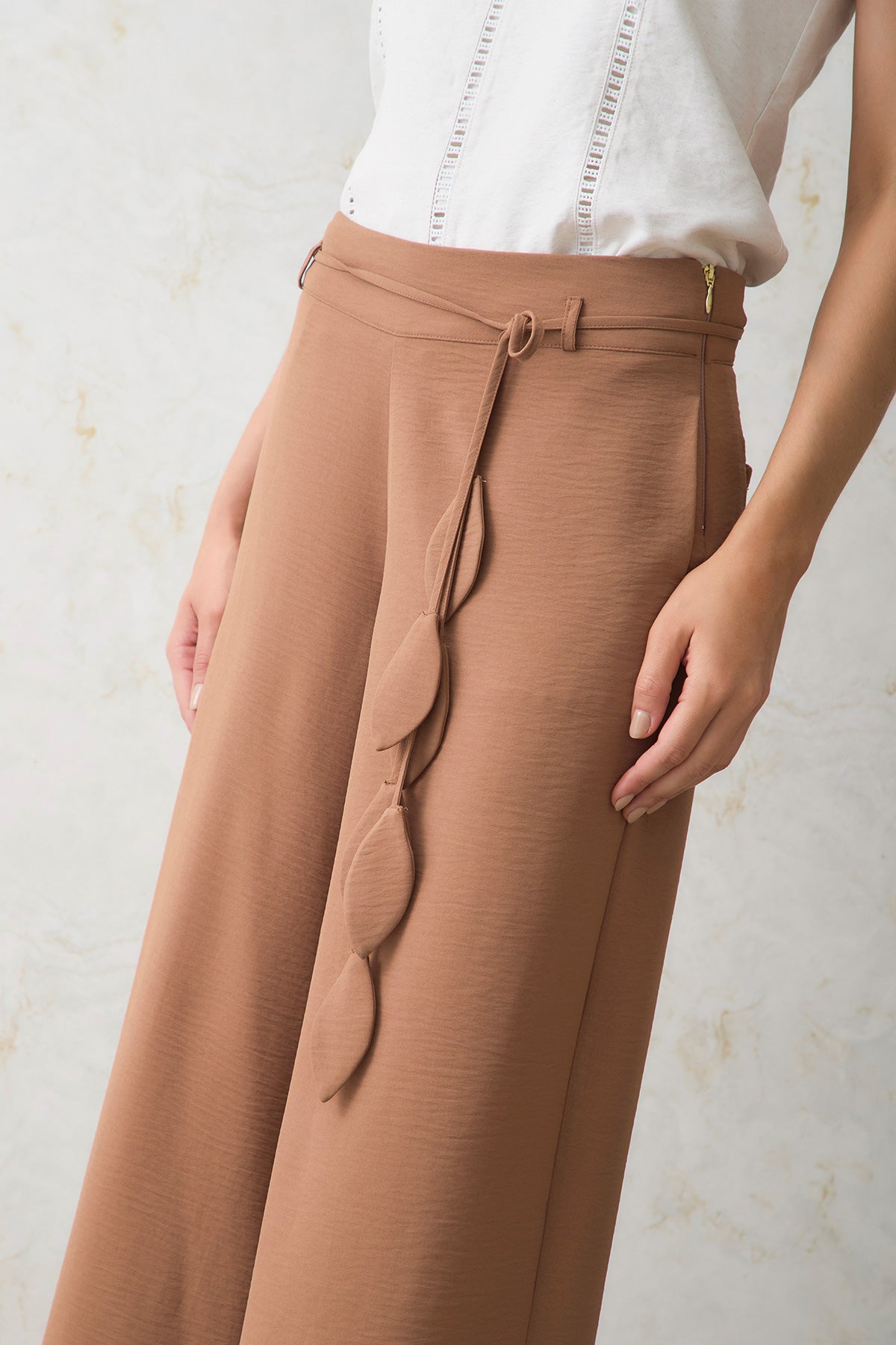 Pantalón palazzo cinturón con terminal en hojas