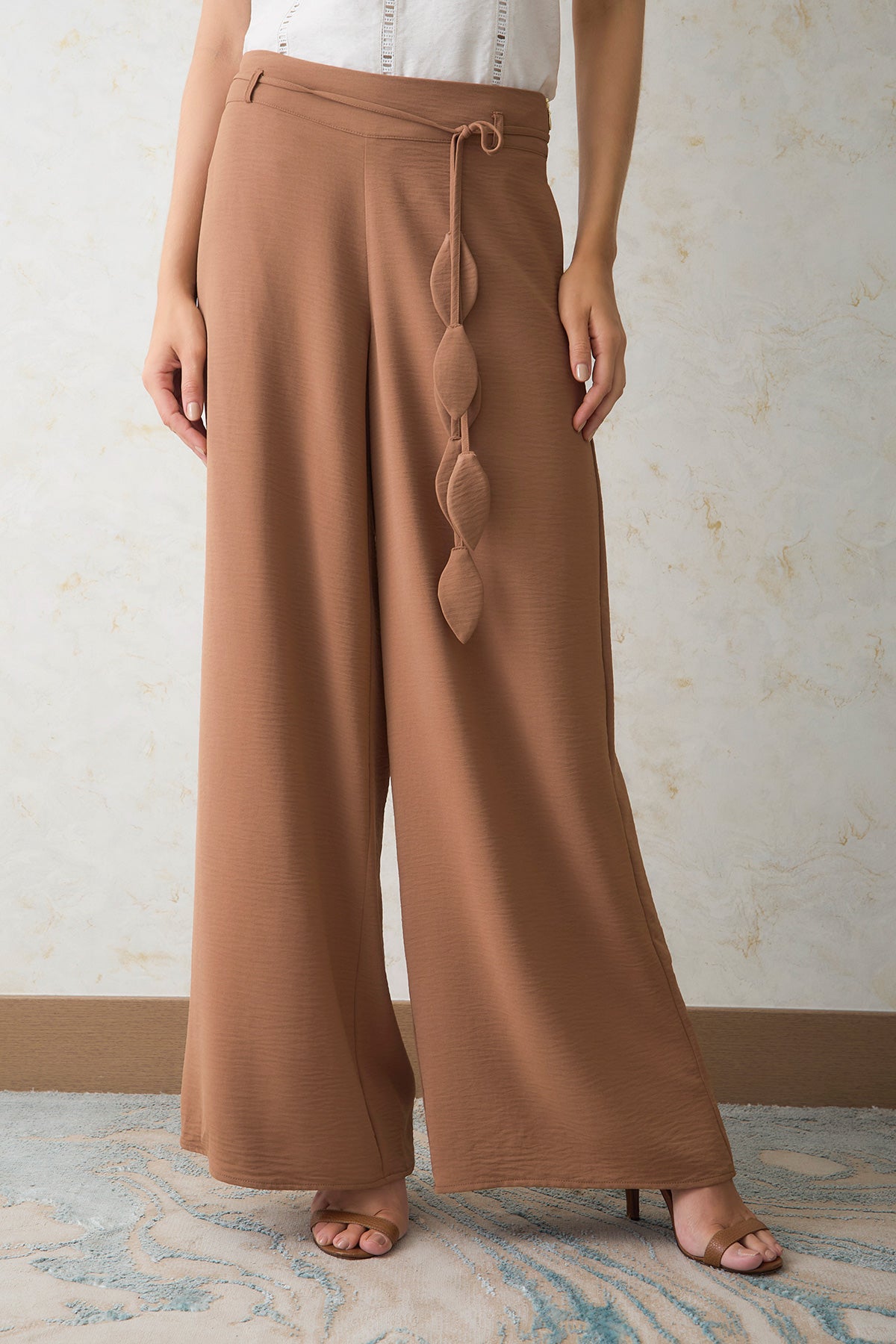 Pantalón palazzo cinturón con terminal en hojas