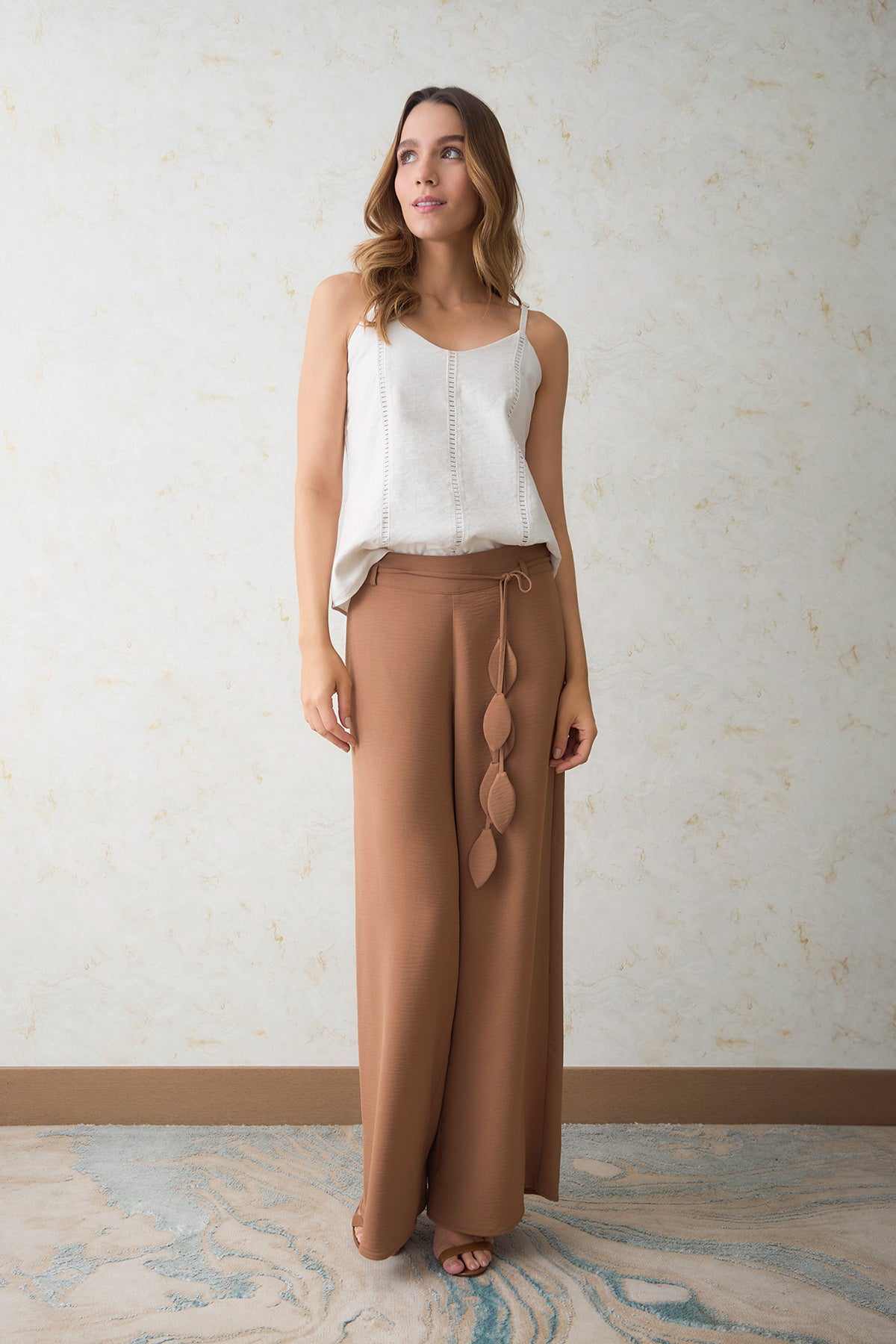 Pantalón palazzo cinturón con terminal en hojas