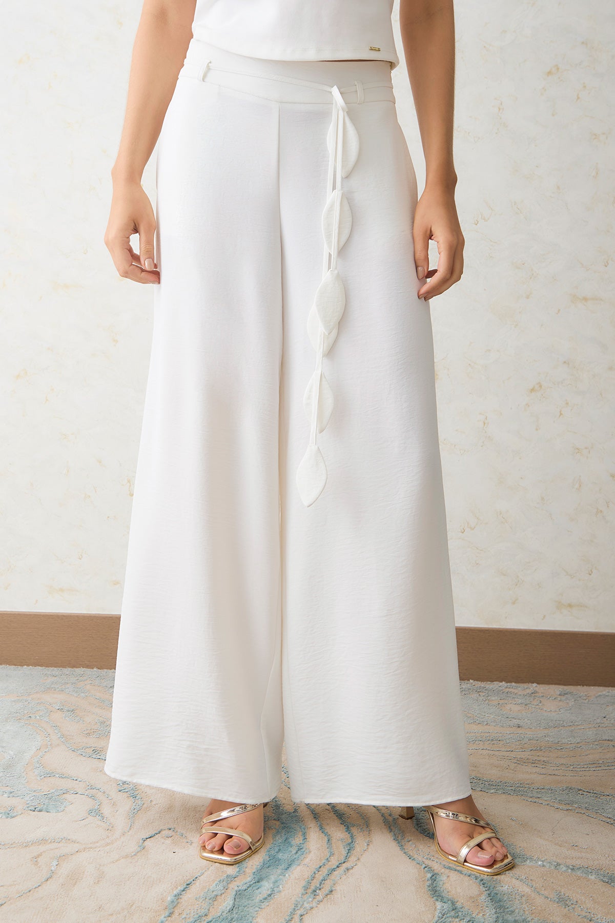 Pantalón palazzo cinturón con terminal en hojas