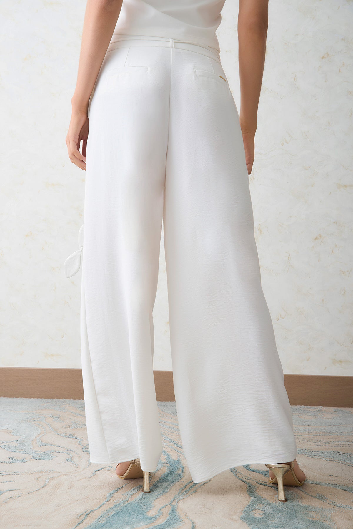 Pantalón palazzo cinturón con terminal en hojas