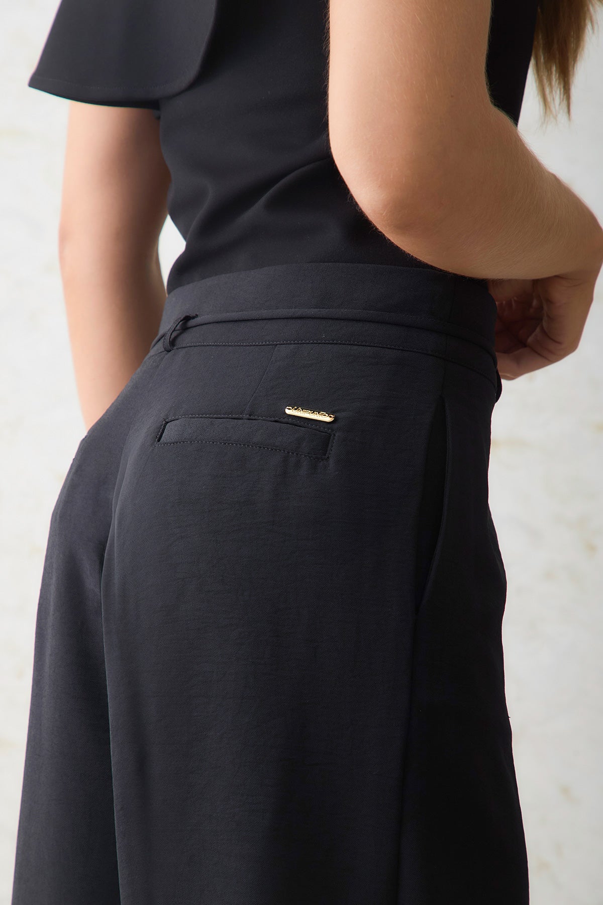 Pantalón palazzo cinturón con terminal en hojas