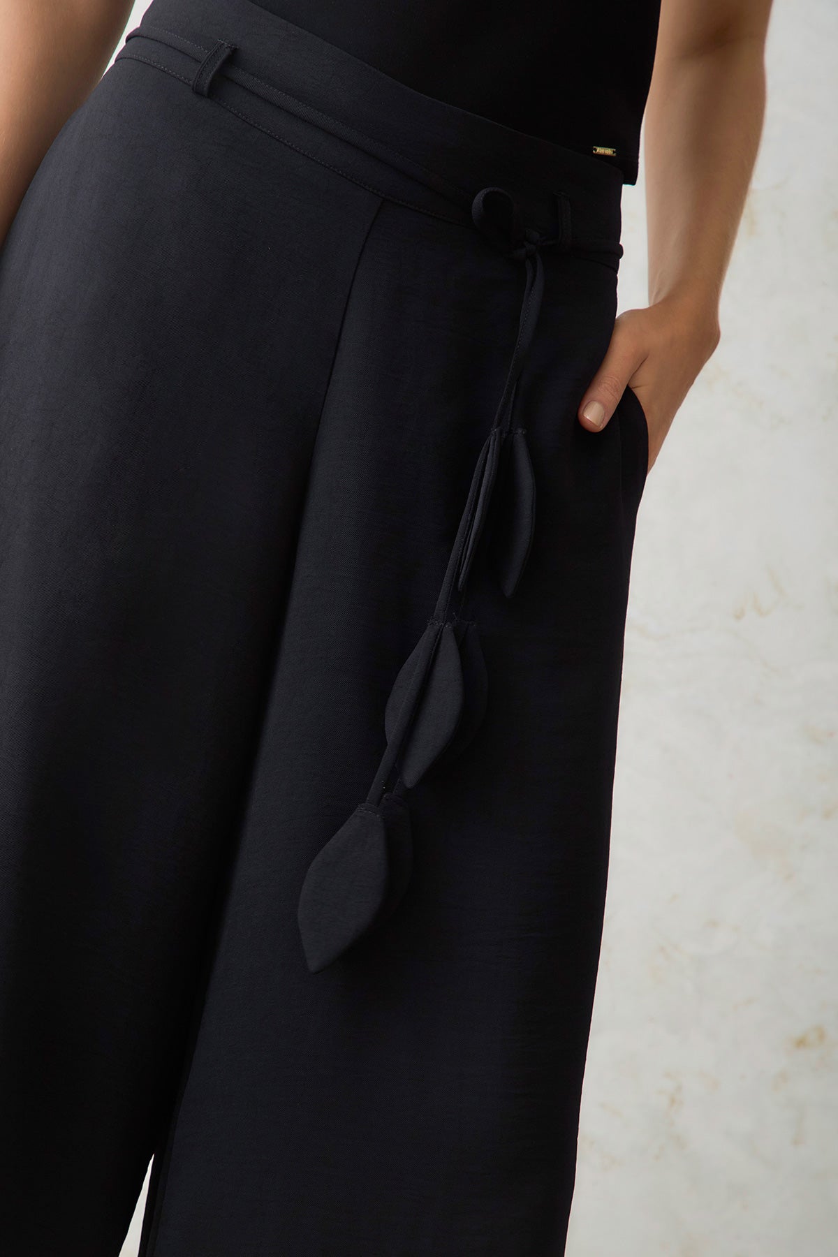 Pantalón palazzo cinturón con terminal en hojas