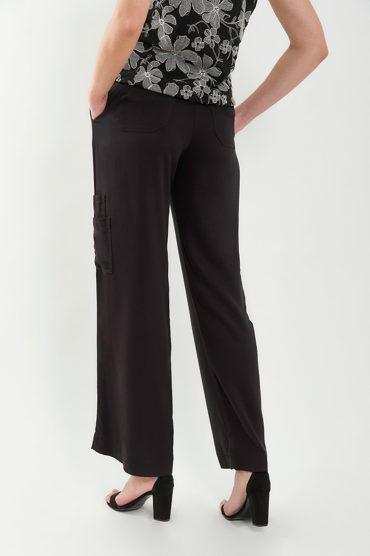 Pantalón palazzo bolsillos parche y cargo en rayon