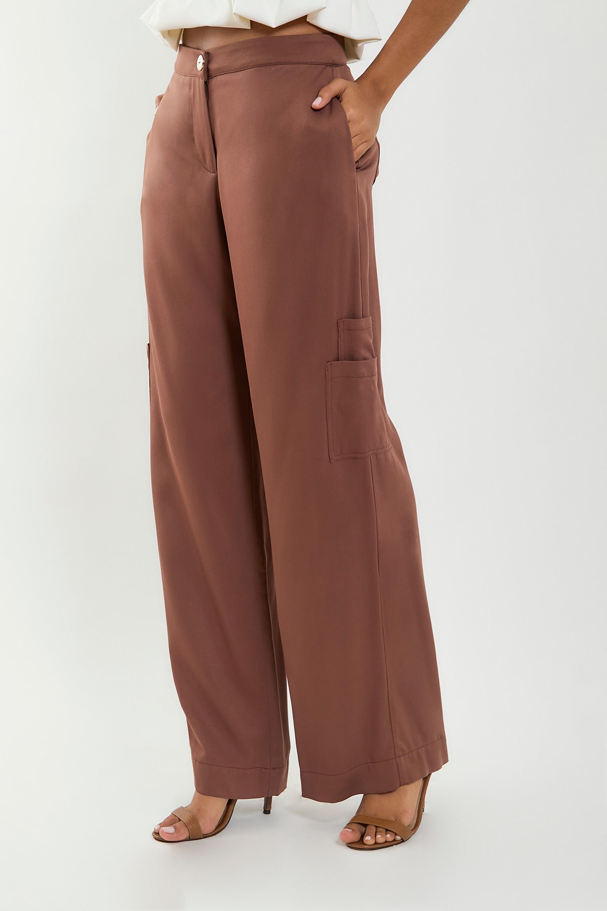 Pantalón palazzo bolsillos parche y cargo en rayon