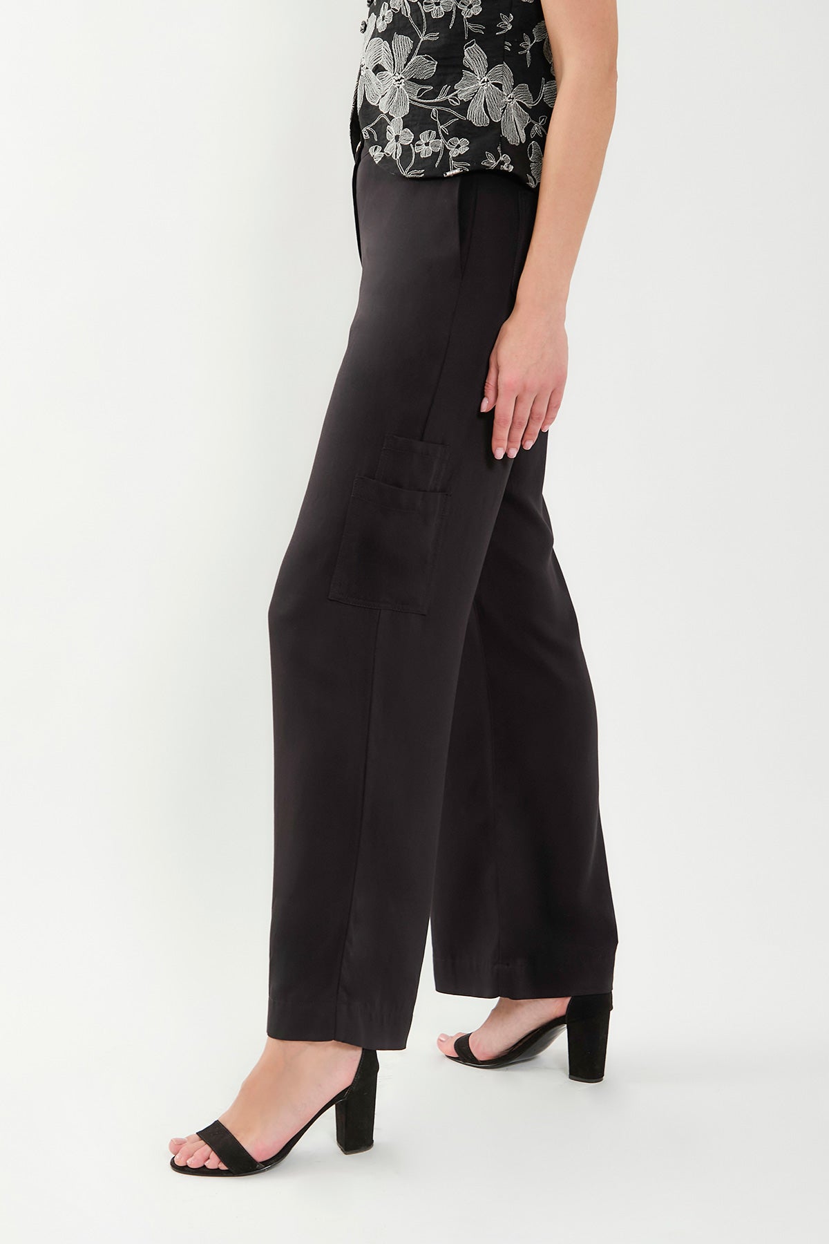 Pantalón palazzo bolsillos parche y cargo en rayon