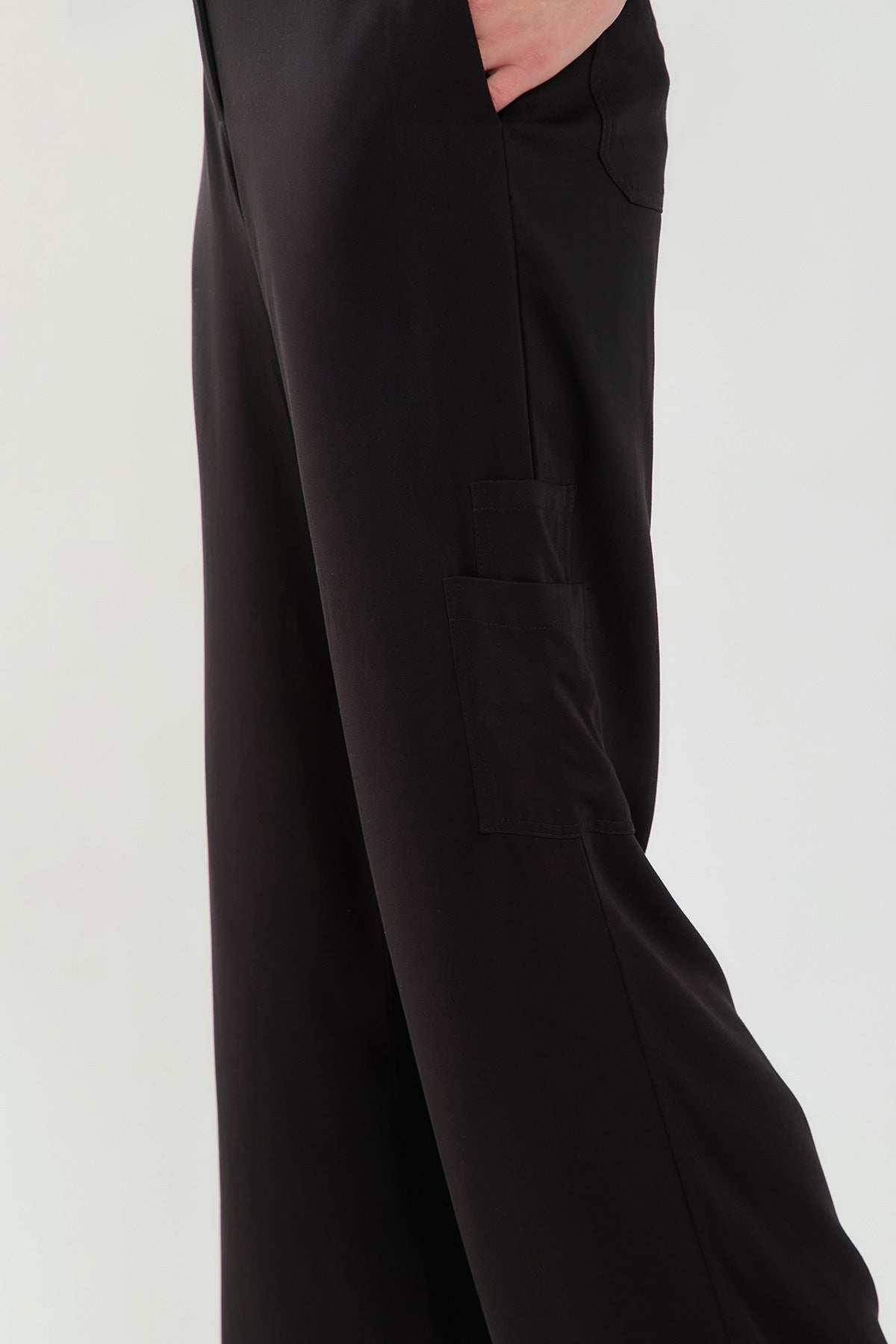 Pantalón palazzo bolsillos parche y cargo en rayon