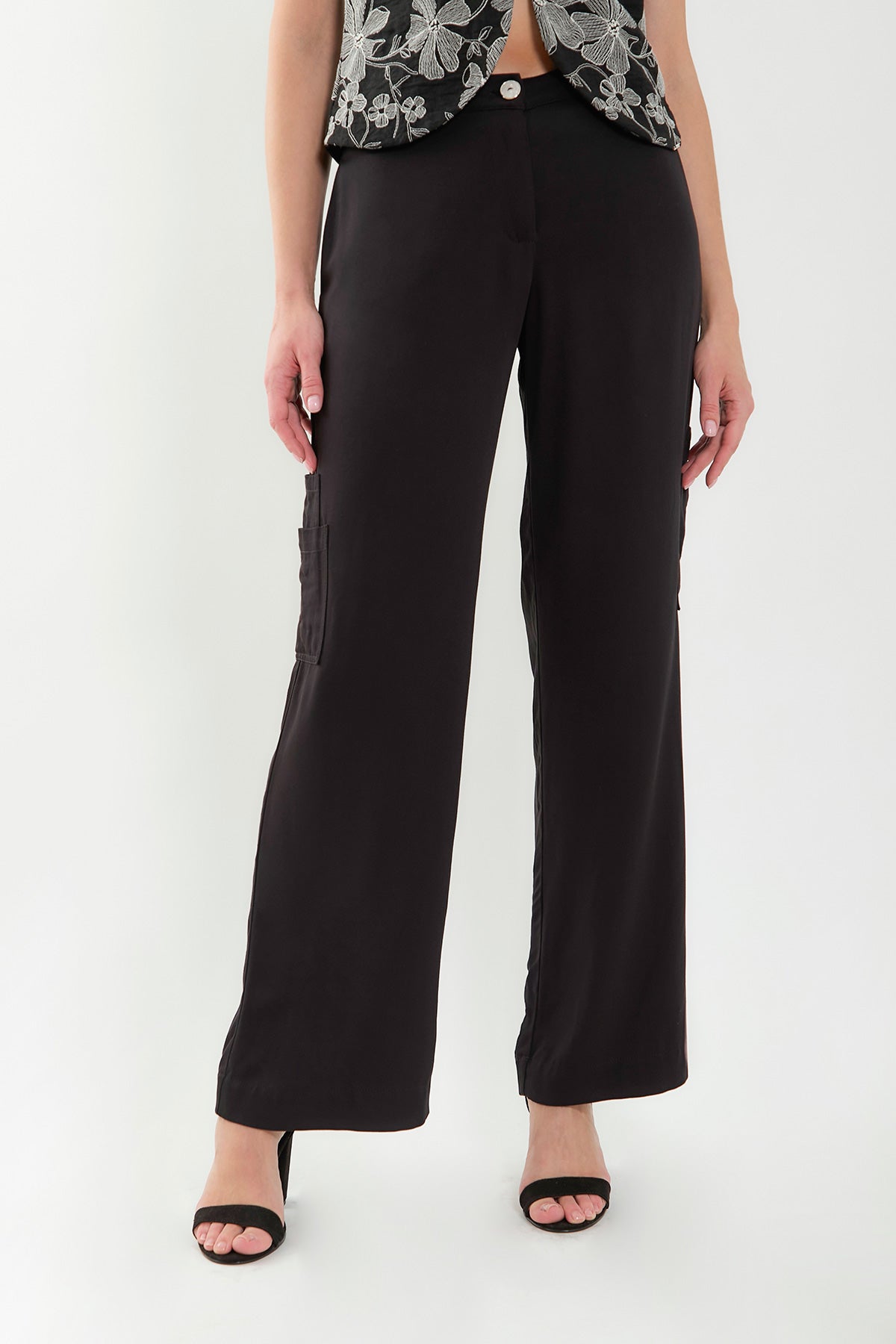 Pantalón palazzo bolsillos parche y cargo en rayon