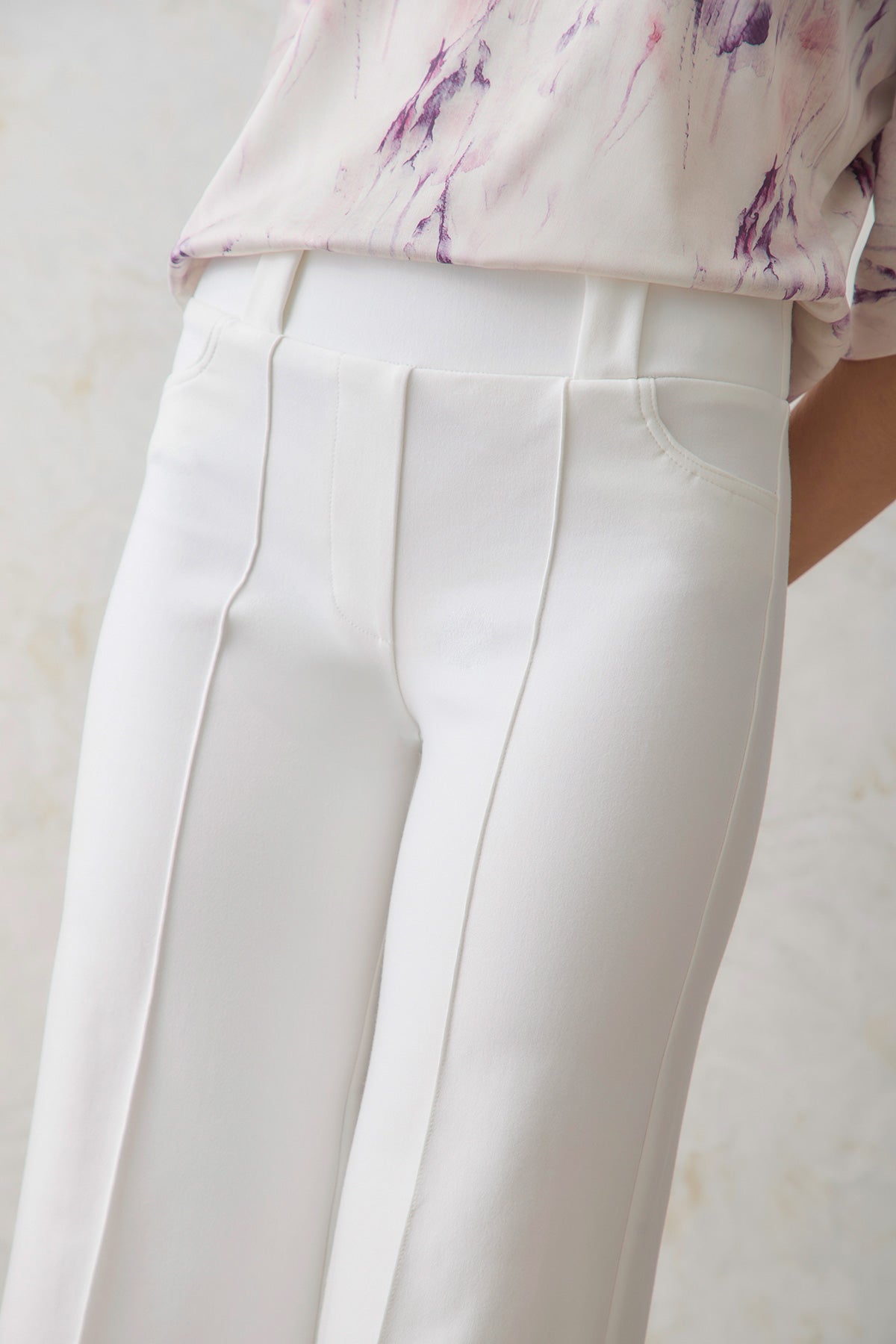 Pantalón flare pretina y pasador ancho y vena