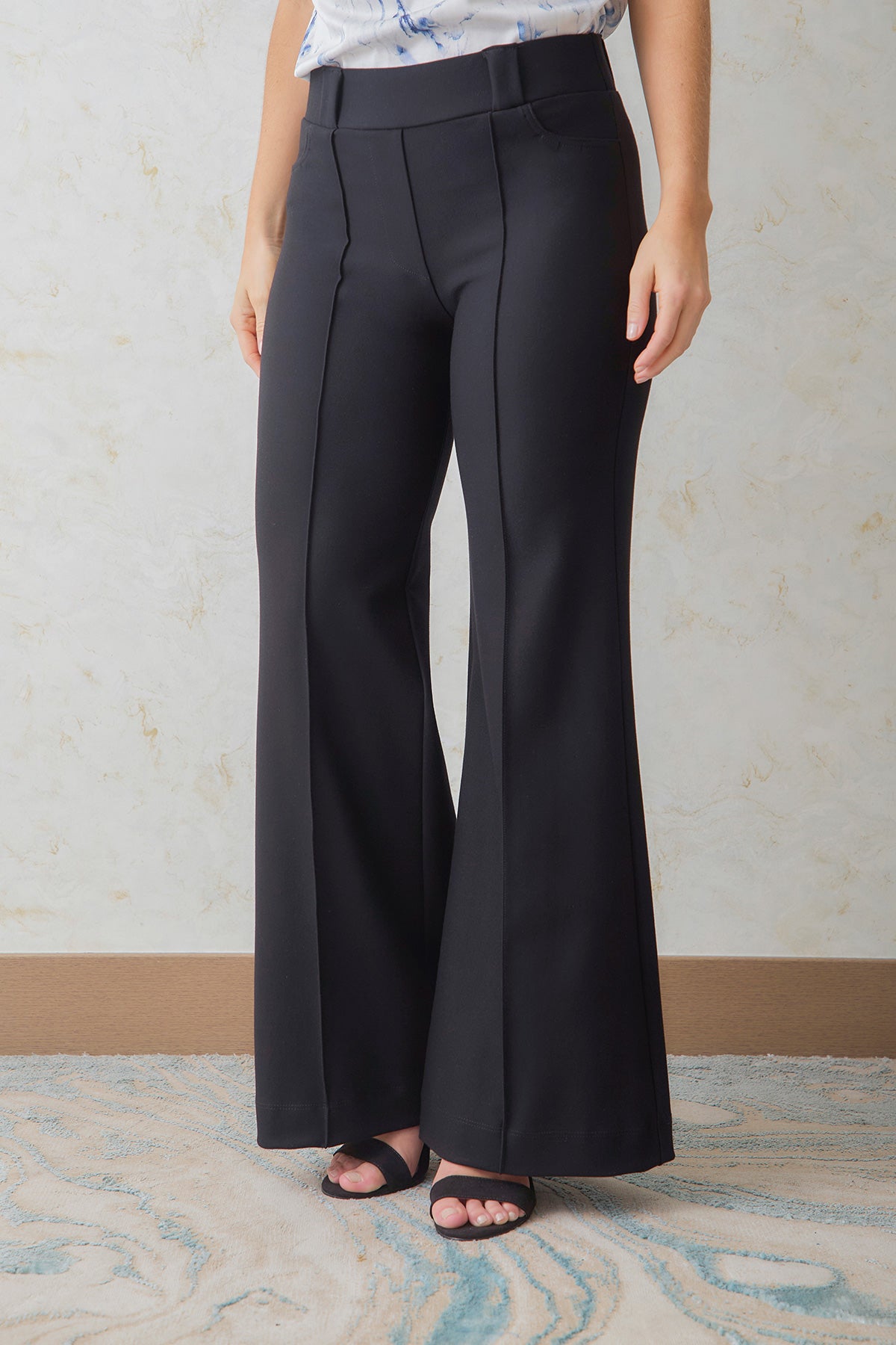 Pantalón flare pretina y pasador ancho y vena