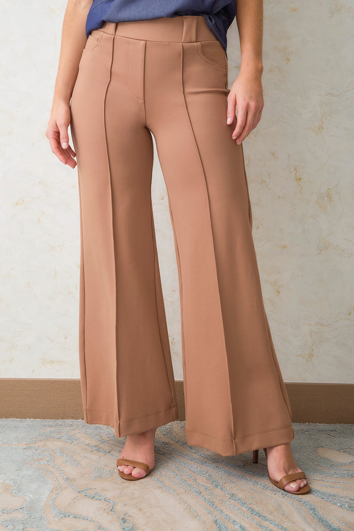 Pantalón flare pretina y pasador ancho y vena