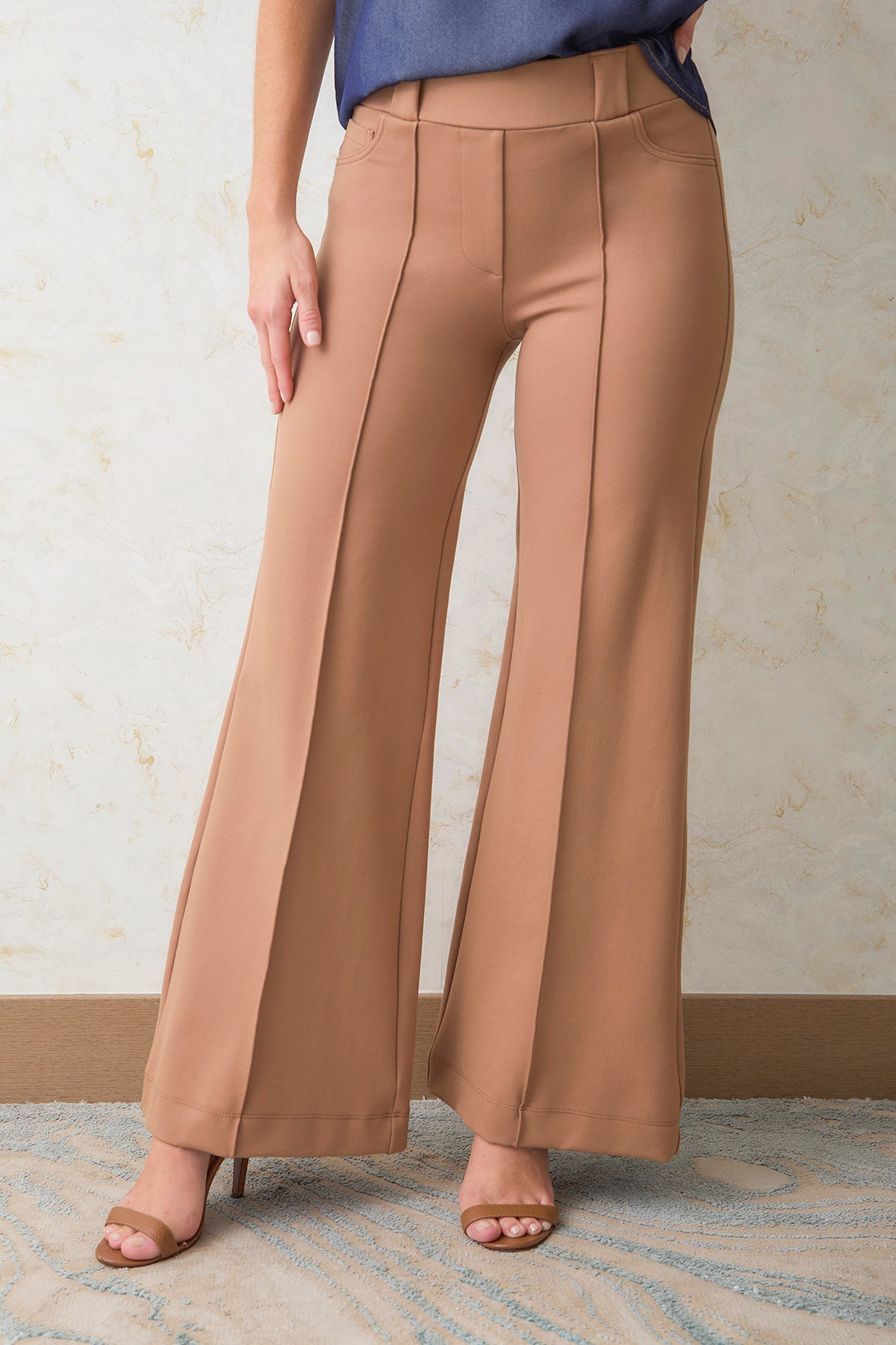 Pantalón flare pretina y pasador ancho y vena