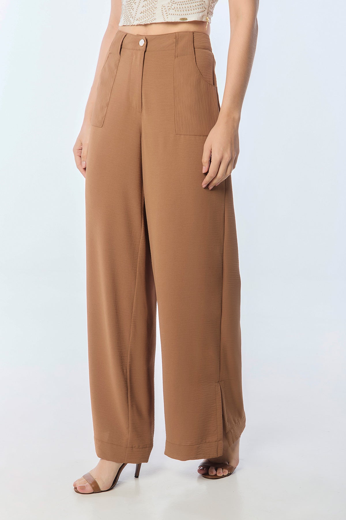 Pantalón wide leg bolsillos parche y abertura lateral