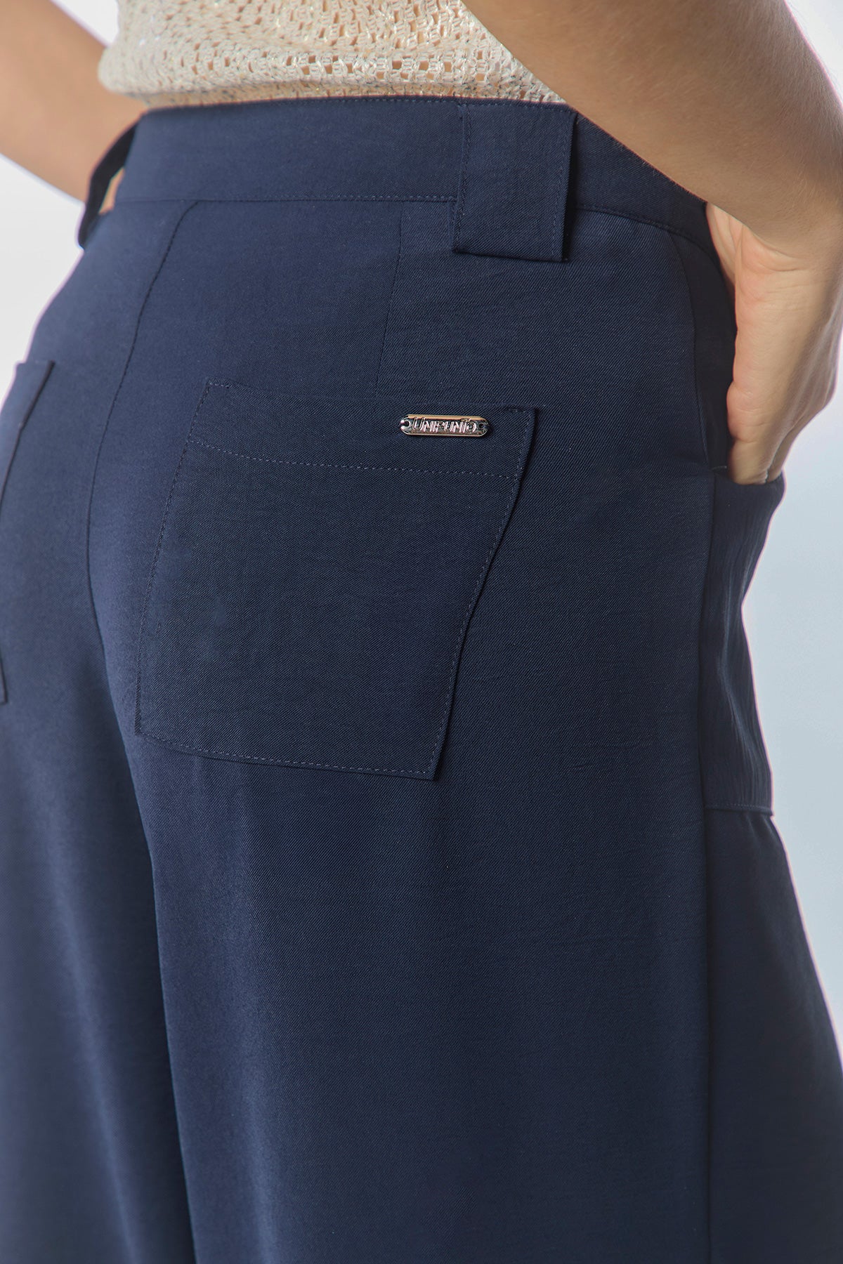 Pantalón wide leg bolsillos parche y abertura lateral