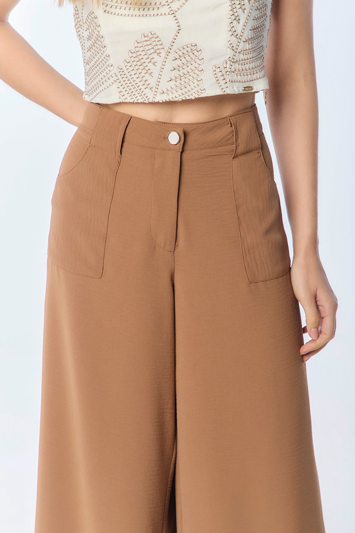 Pantalón wide leg bolsillos parche y abertura lateral