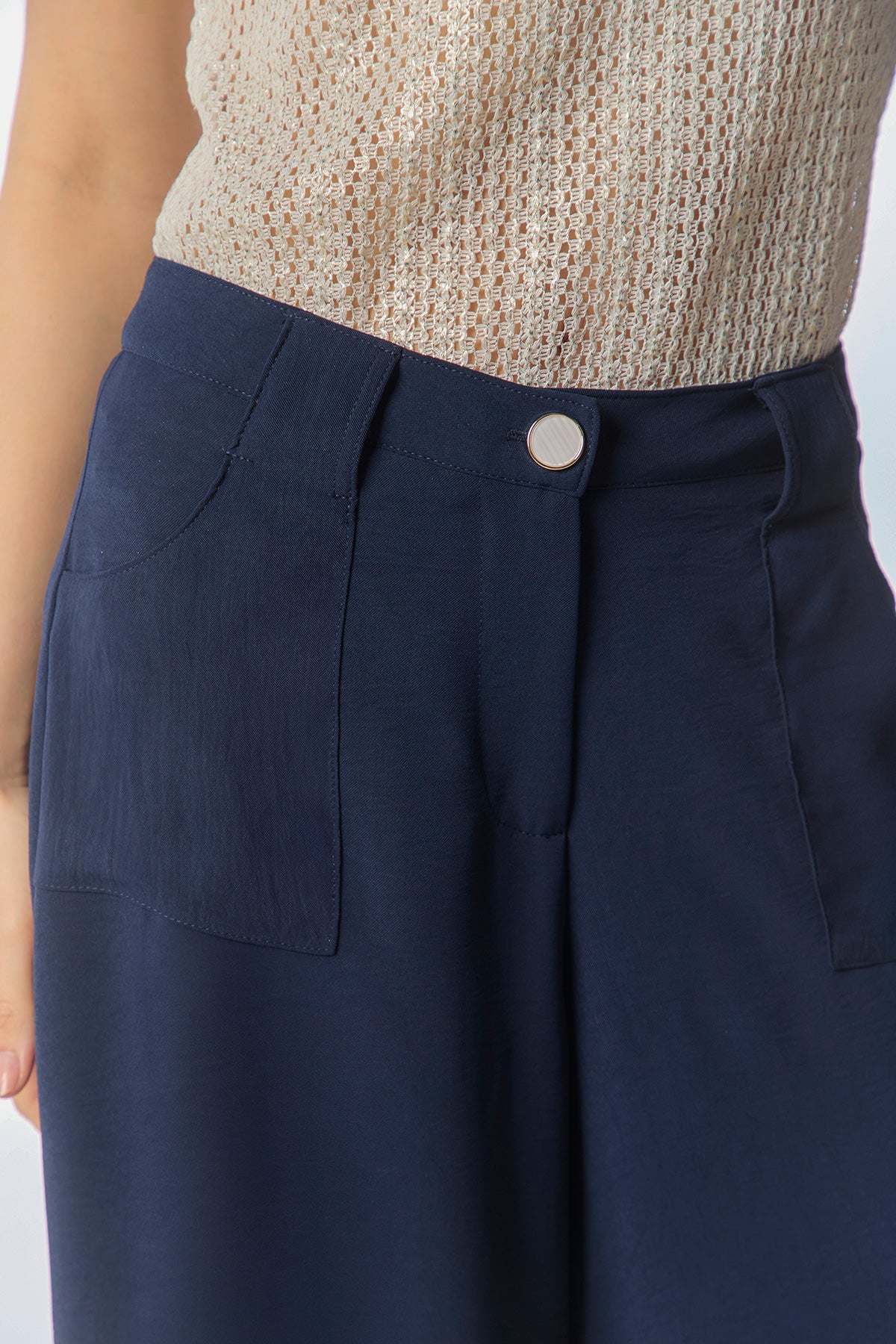 Pantalón wide leg bolsillos parche y abertura lateral