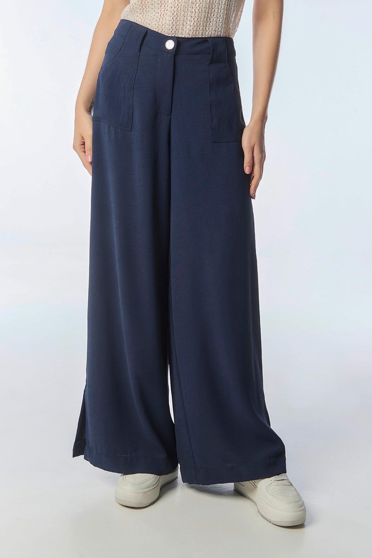 Pantalón wide leg bolsillos parche y abertura lateral