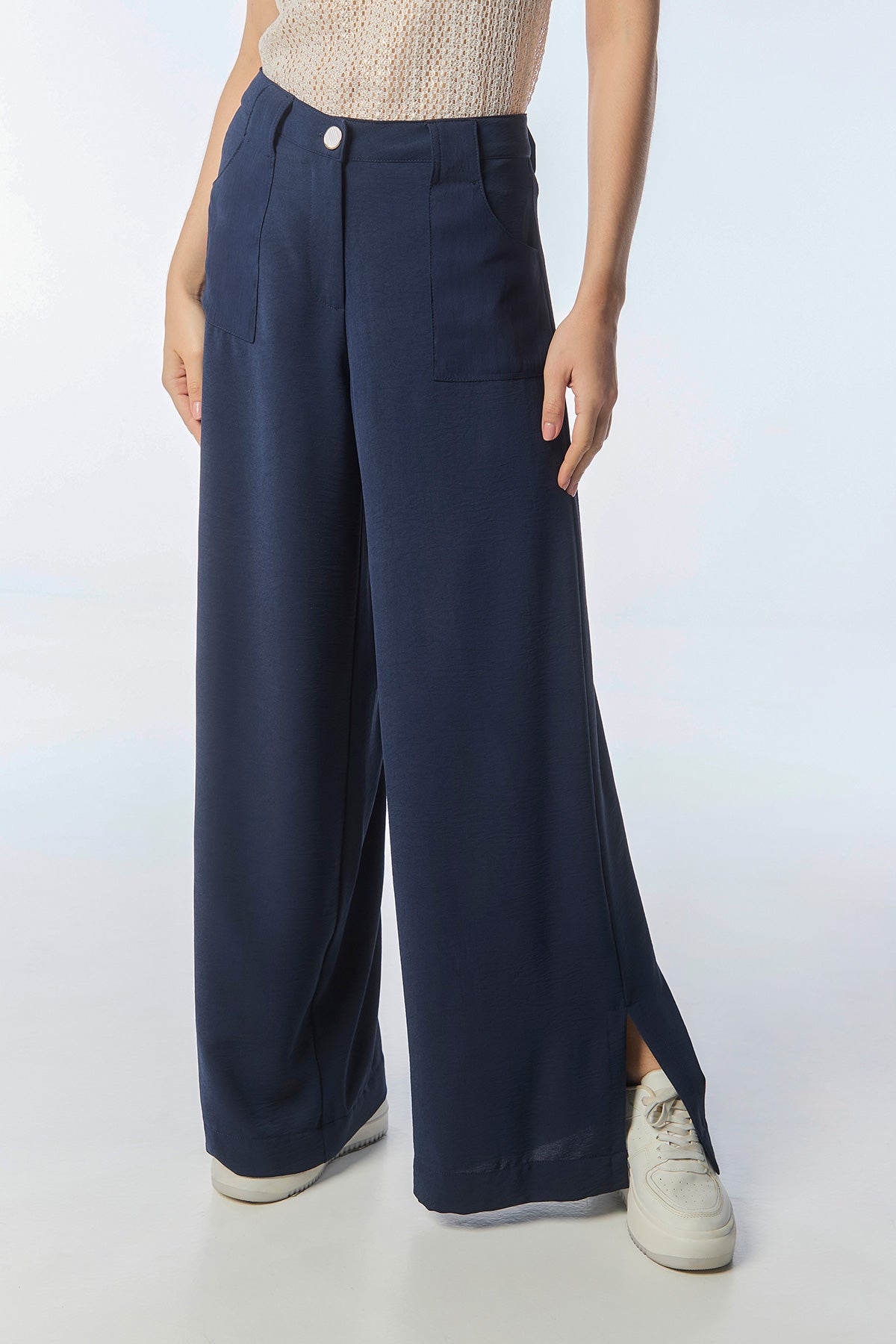 Pantalón wide leg bolsillos parche y abertura lateral